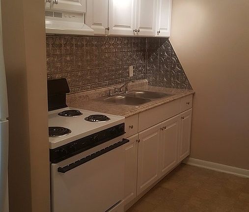 2nd image of 3304 N Elm St APT L