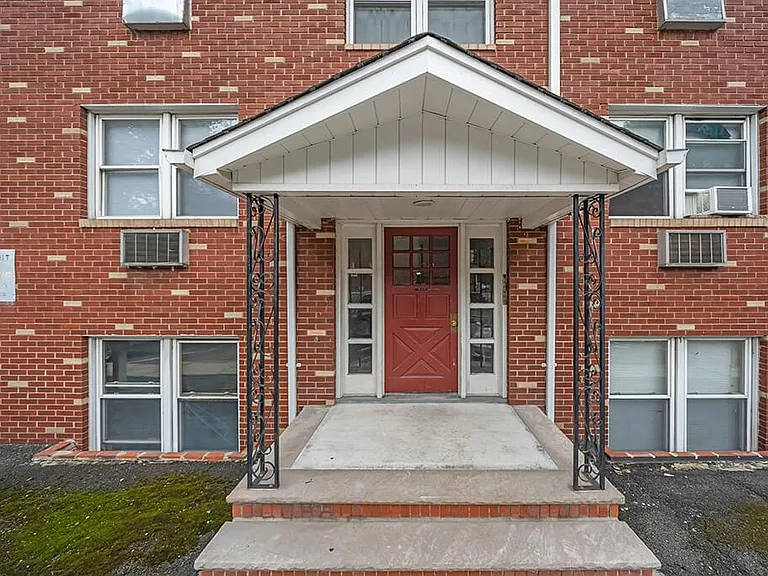 242 Mill St — Photo 4