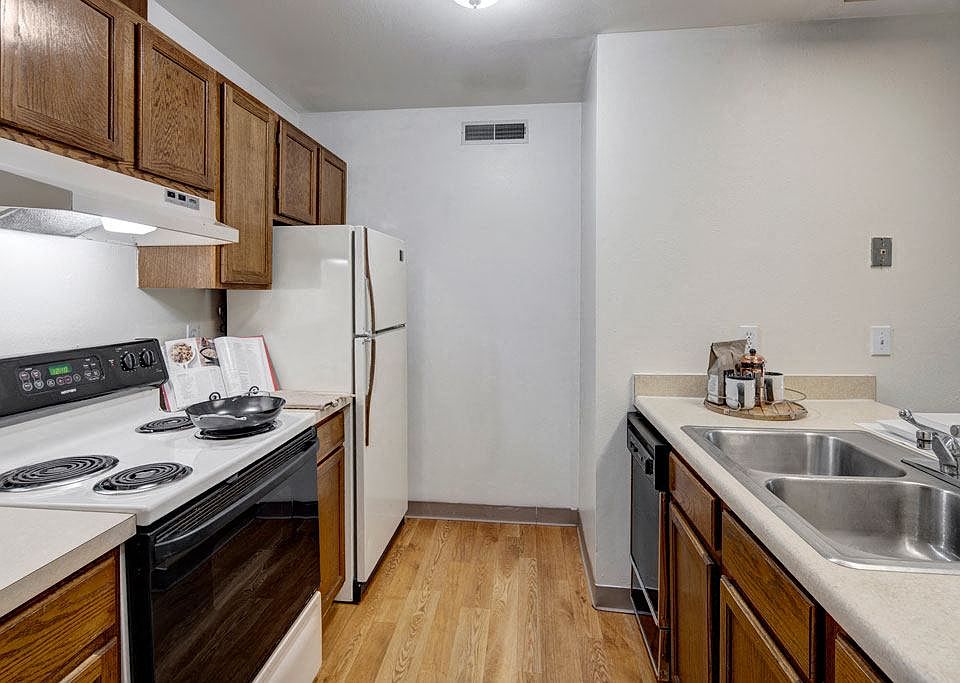 Russian Jack Apartments - Kitchen