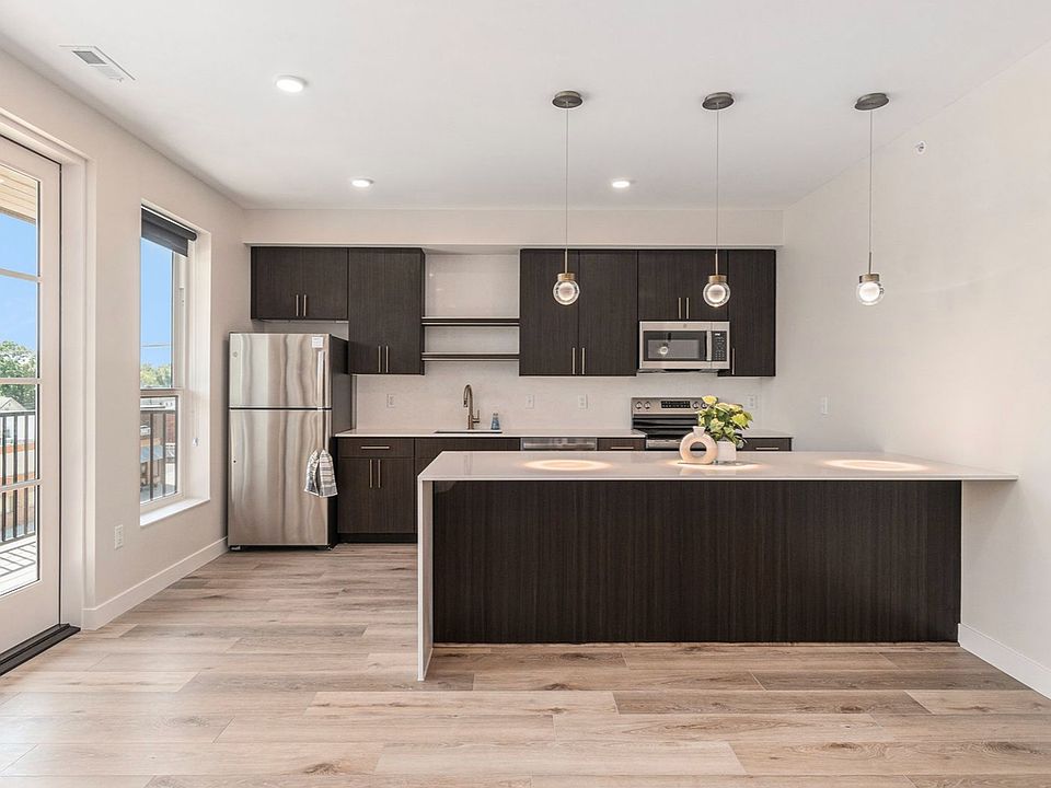 1st image of 300 S 13th St #2C