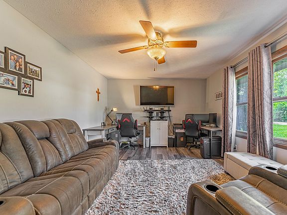4th image of 143 Liverpool Dr SE