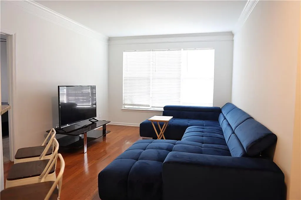 1 bed, 1.0 bath, 823 sqft, $1,800 — Photo 1