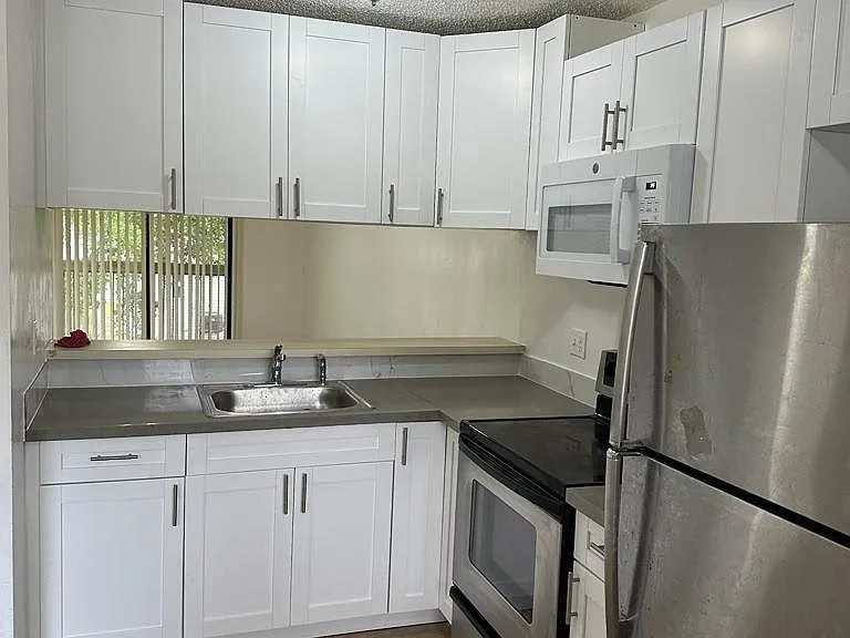 4076 Lakeside Dr #4076 — Photo 1