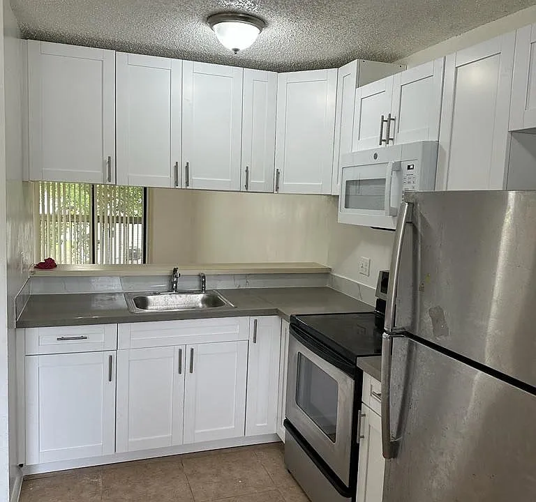 4076 Lakeside Dr #4076
