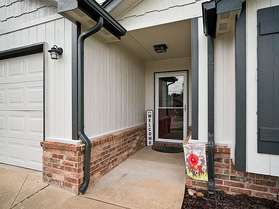 3rd image of 203 W 45th Pl