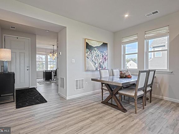 5th image of 1555 Finch Dr