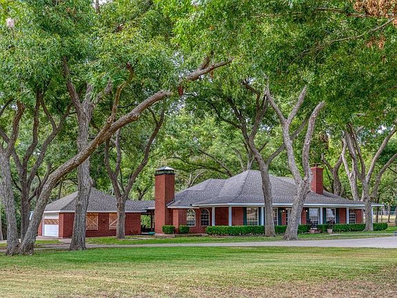 2nd image of 305 Chambers Dr