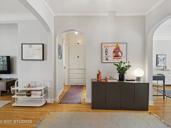 3rd image of 946 Michigan Ave APT 2S