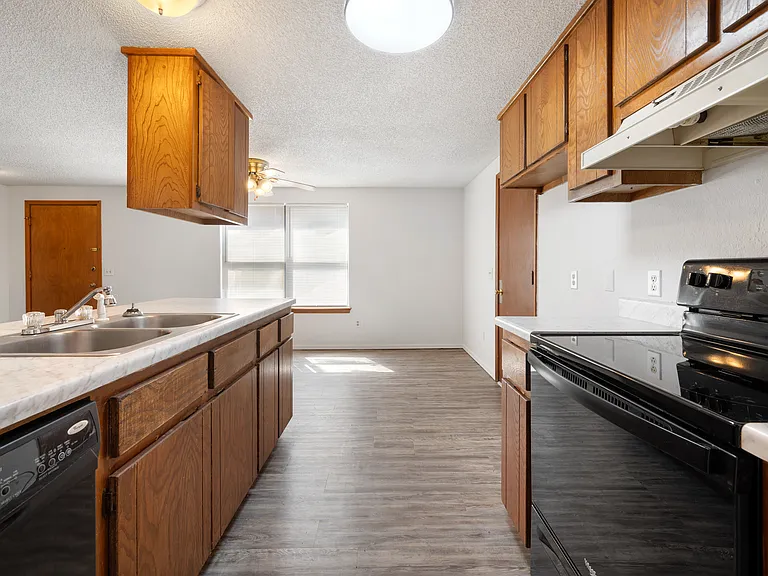 308 Corona Dr — Photo 6