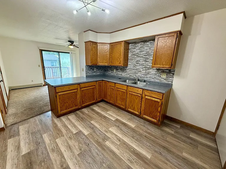 1216 N Point Dr — Photo 2