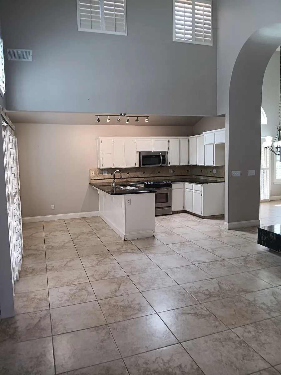 Building Photo - 645 E Champlain Dr #148
