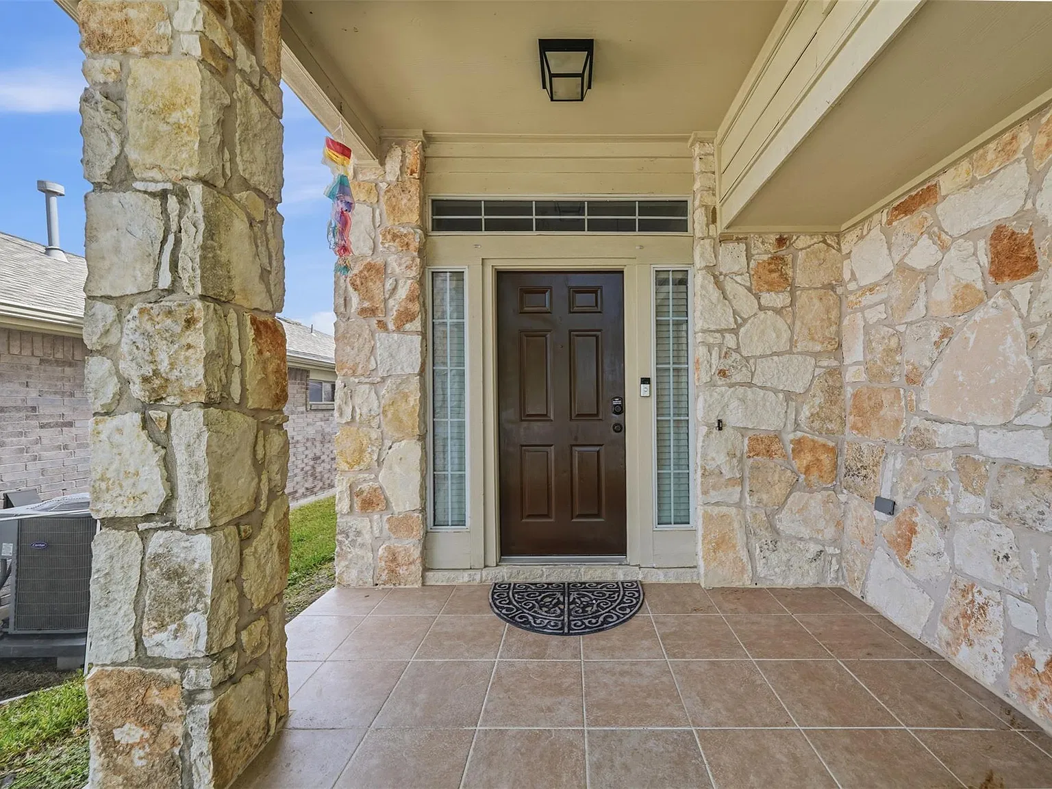 3 bed, 3.0 bath, 1909 sqft, $2,200 — Photo 2