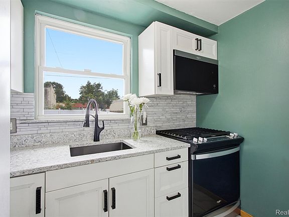 5th image of 17337 Kentucky St