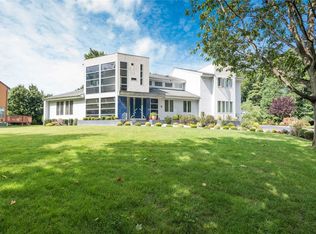 7 Oakridge Ln, Roslyn, NY 11576