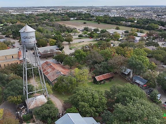 5th image of 914 Gruene Place Dr
