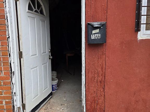 2nd image of 1046 W Baltimore St