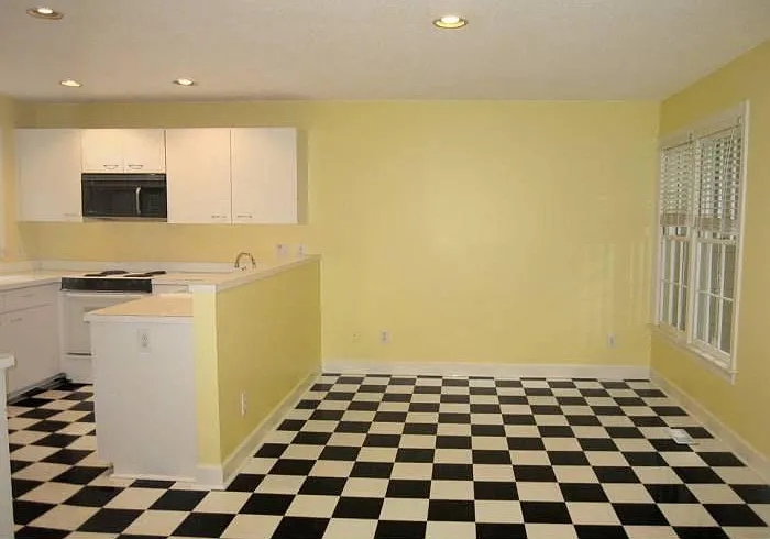 Kitchen & Breakfast Area