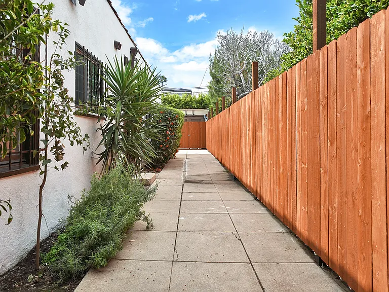 815 N Curson Ave — Photo 40