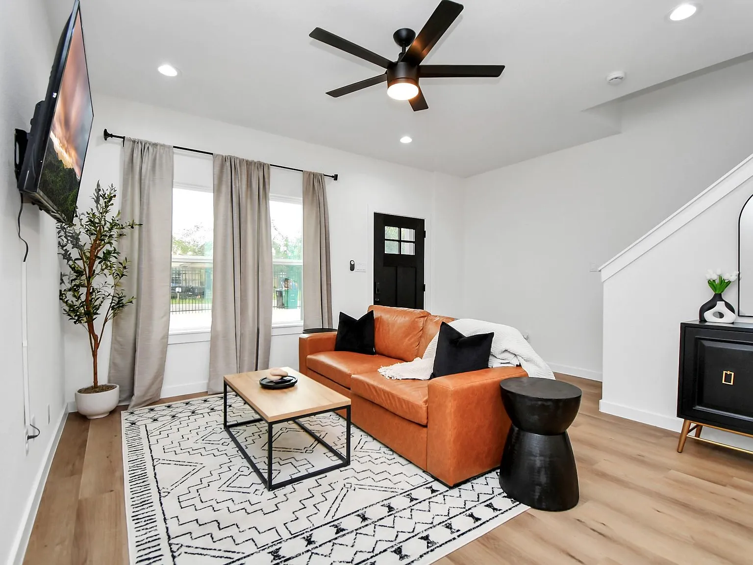 3 bed, 2.5 bath, 1320 sqft, $2,000 — Photo 2