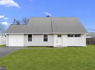 34 Kindle Ln, Levittown, PA 19055