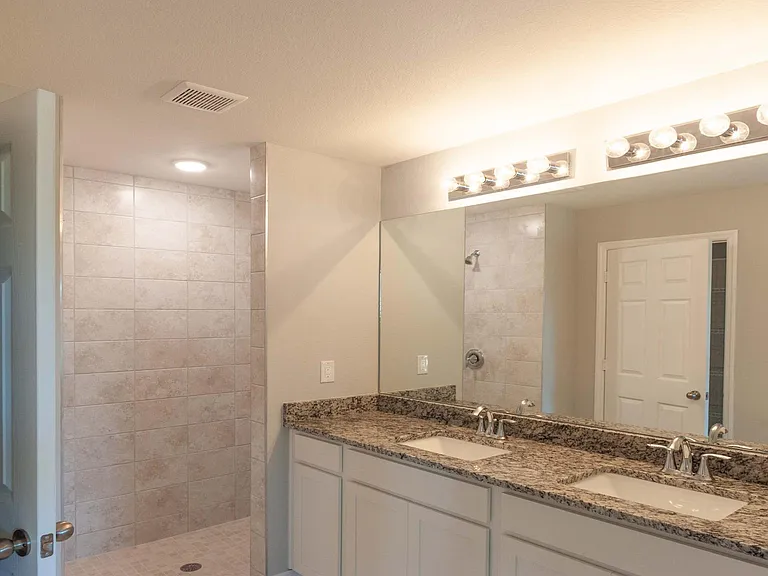 1805 SW 3rd Pl — Photo 7