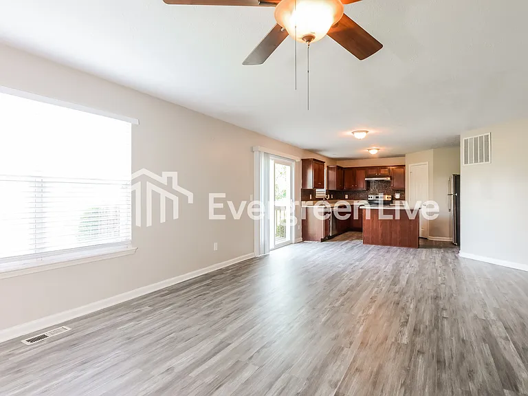1120 Sedgehill Ln — Photo 4