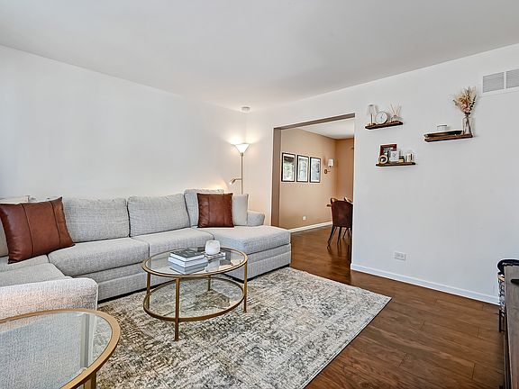 3rd image of 216 Pinewood Ln
