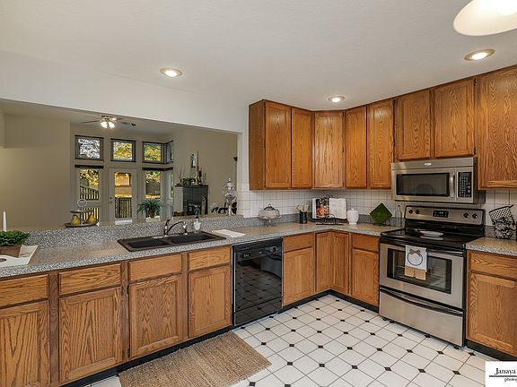 3rd image of 292 Stonearch Dr