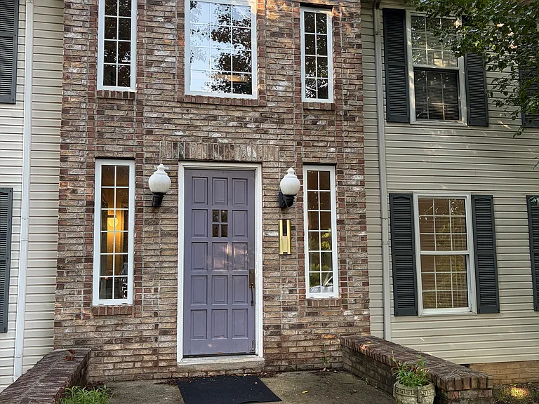 2572 Benson Dr — Photo 2