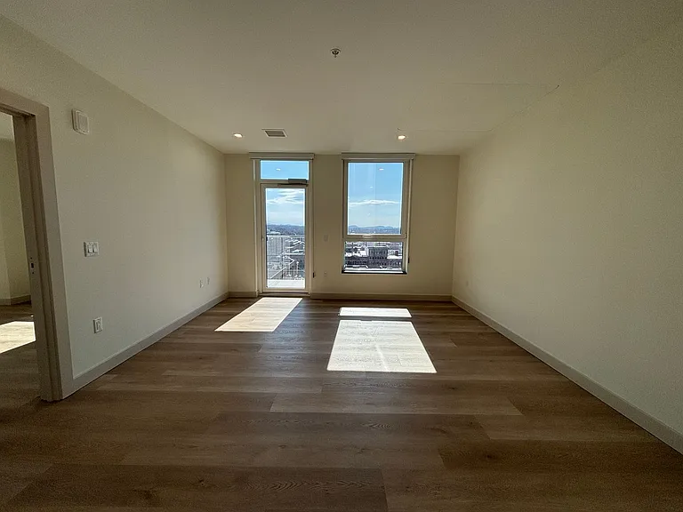Bank Street Apartments at Burlington Square — Photo 27