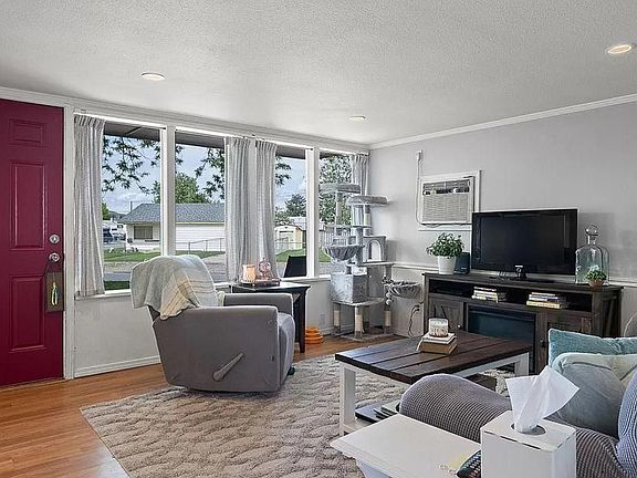 3rd image of 402 Snow Ave