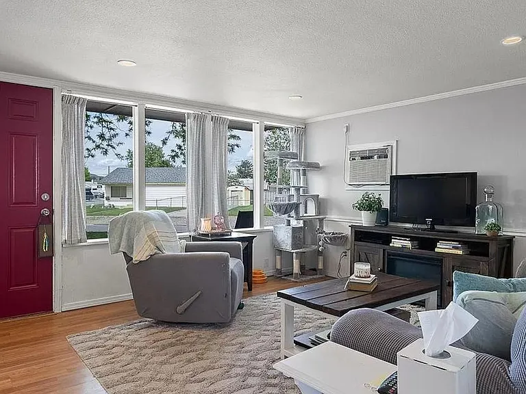 402 Snow Ave — Photo 3