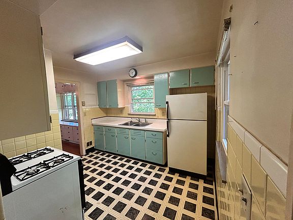 5th image of 1005 Rose Cir