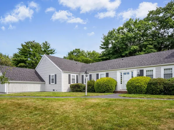 17 Colonial Village #17, Falmouth, ME 04105
