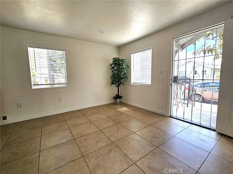 654 W 21st St — Photo 12