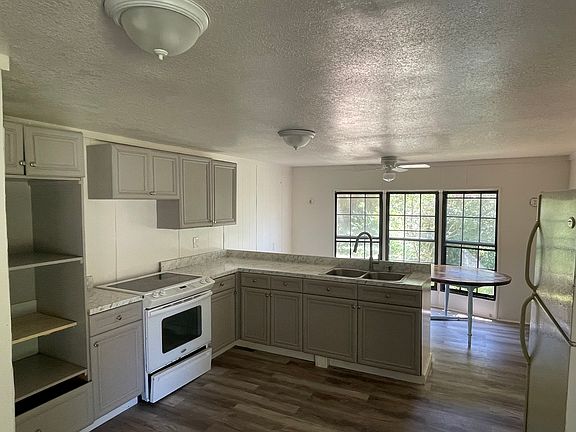 2nd image of 610 Currier Pl