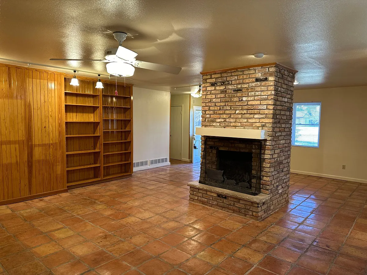 Building Photo - 2301 Post Oak Rd