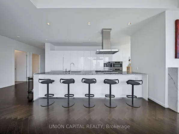 180 University Ave #5508, Toronto, ON M5H 0A2