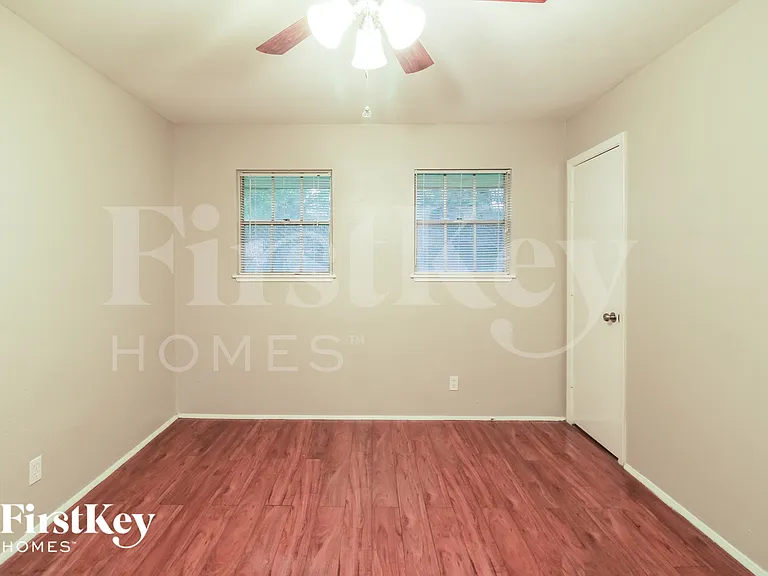 4415 Akard St — Photo 10