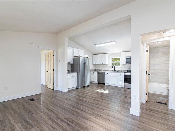 4th image of 36 Nutmeg Ln