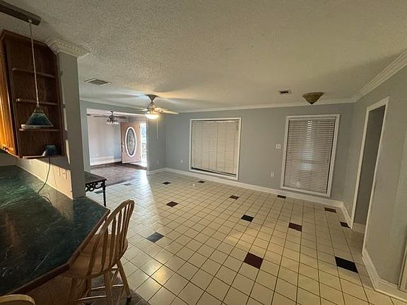 4th image of 211 S Central Blvd