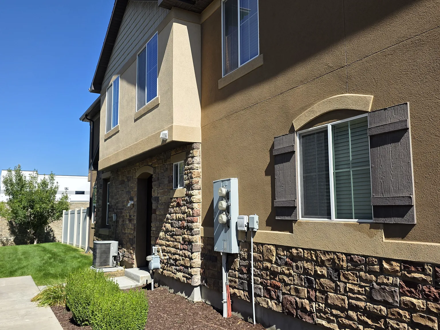 3 bed, 2.5 bath, 1455 sqft, $2,500 — Photo 2