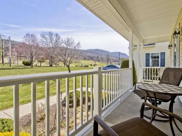 5 Lukes Way, Easthampton, MA 01027