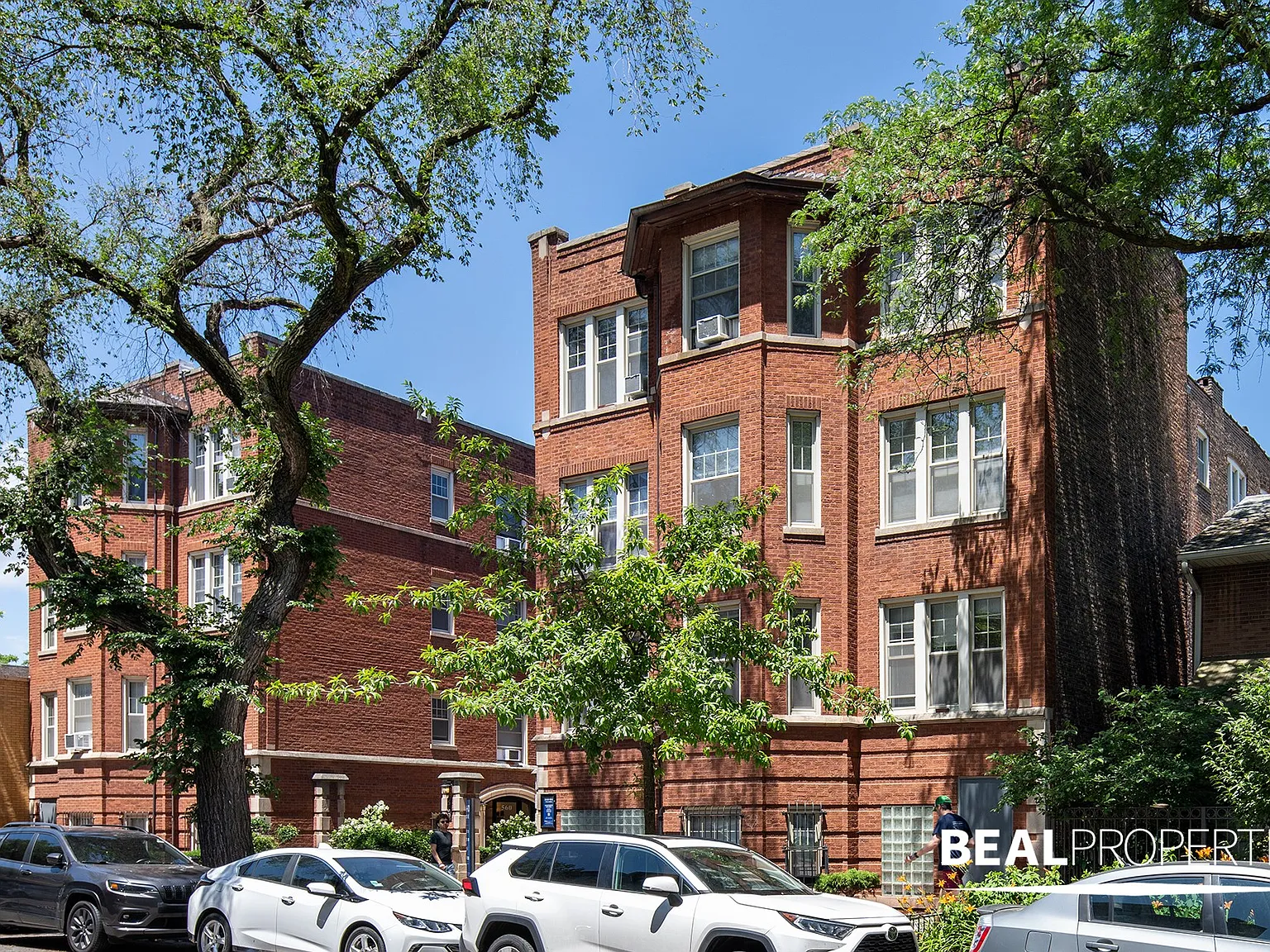 550-60 W Aldine Ave — Photo 2