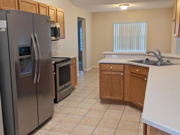 5th image of 166 Barrington Dr