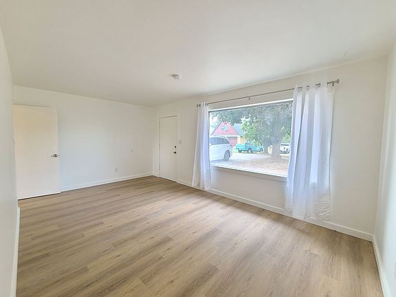 5th image of 11721-11725 E Alki Ave