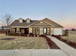 1050 Meadowridge Dr, Centerton, AR 72719