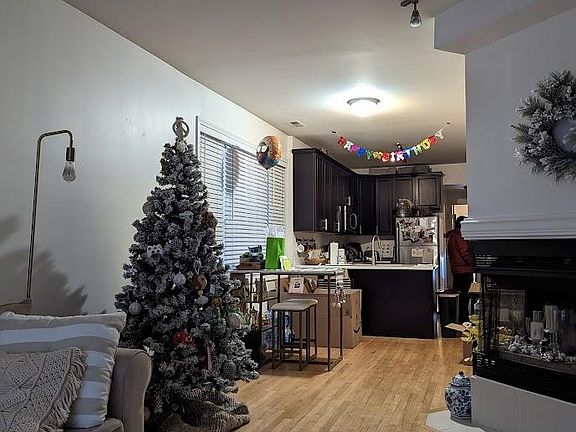 4th image of 1543 W Walton St APT 1