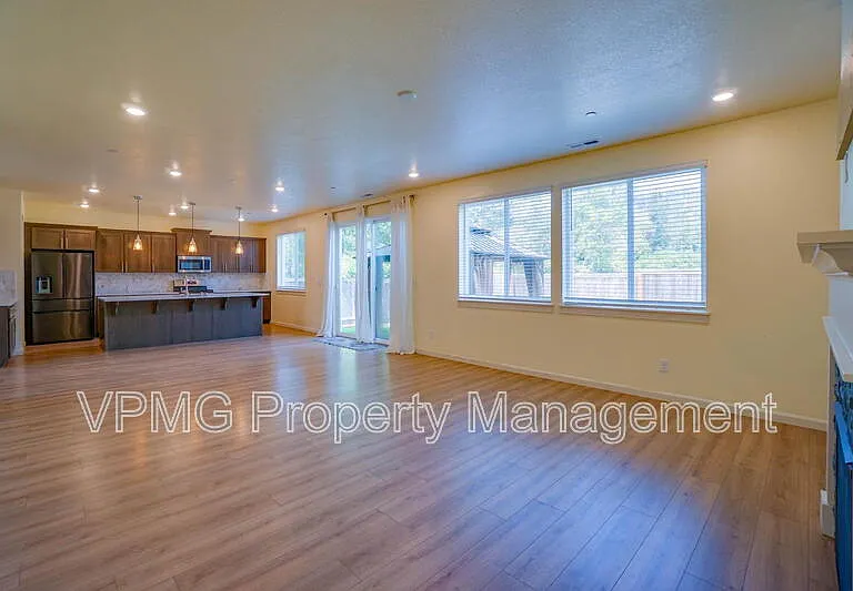 6301 N 89th Ave — Photo 20