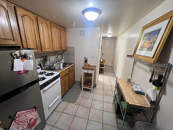 5th image of 10 W 76th St #2C